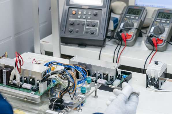 自社製造、自社プログラムによるオリジナル検査機