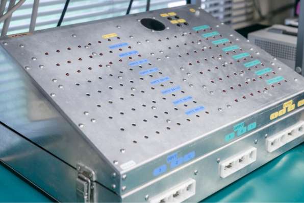 自社製造、自社プログラムによるオリジナル検査機